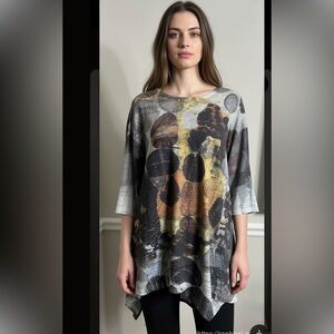 Et Lois angsty geometric abstract 3/4 sleeve top asymmetric hem oversize artsy